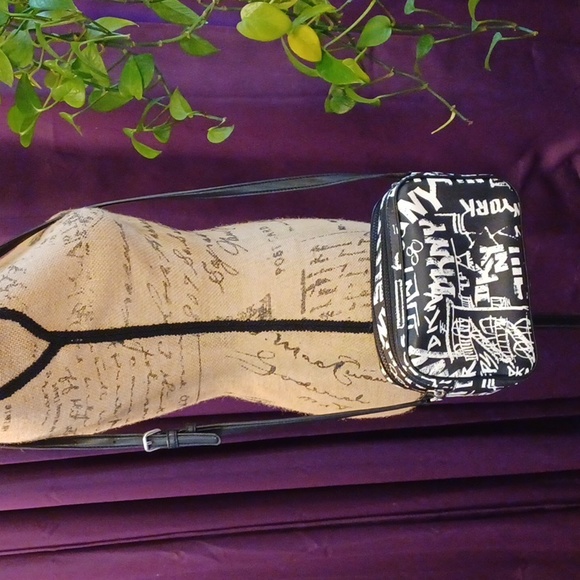 COPY - Nwot D.K.N.Y. Black/white graphitti NEW YORK NEVER SLEEPS DOUBLE ZIP ON … - Picture 8 of 12